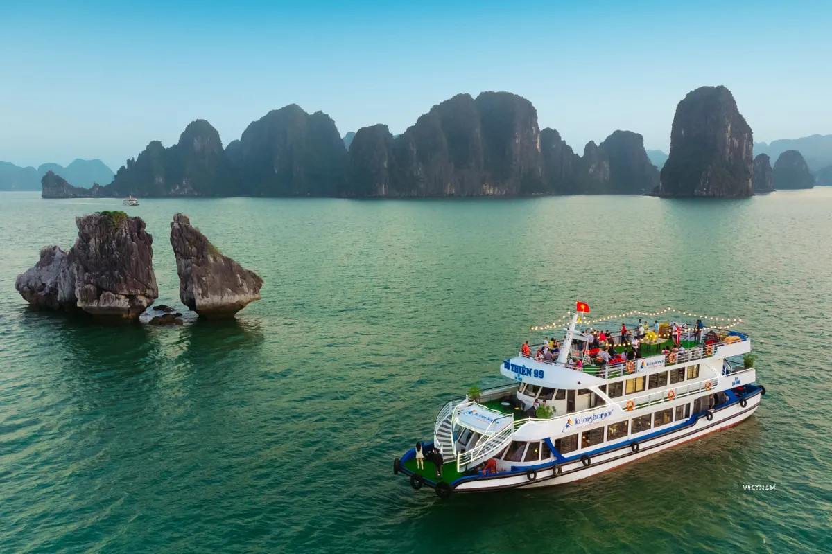 Halong Bay 1 day trip visiting Halong Bay UNESCO Heritage Site