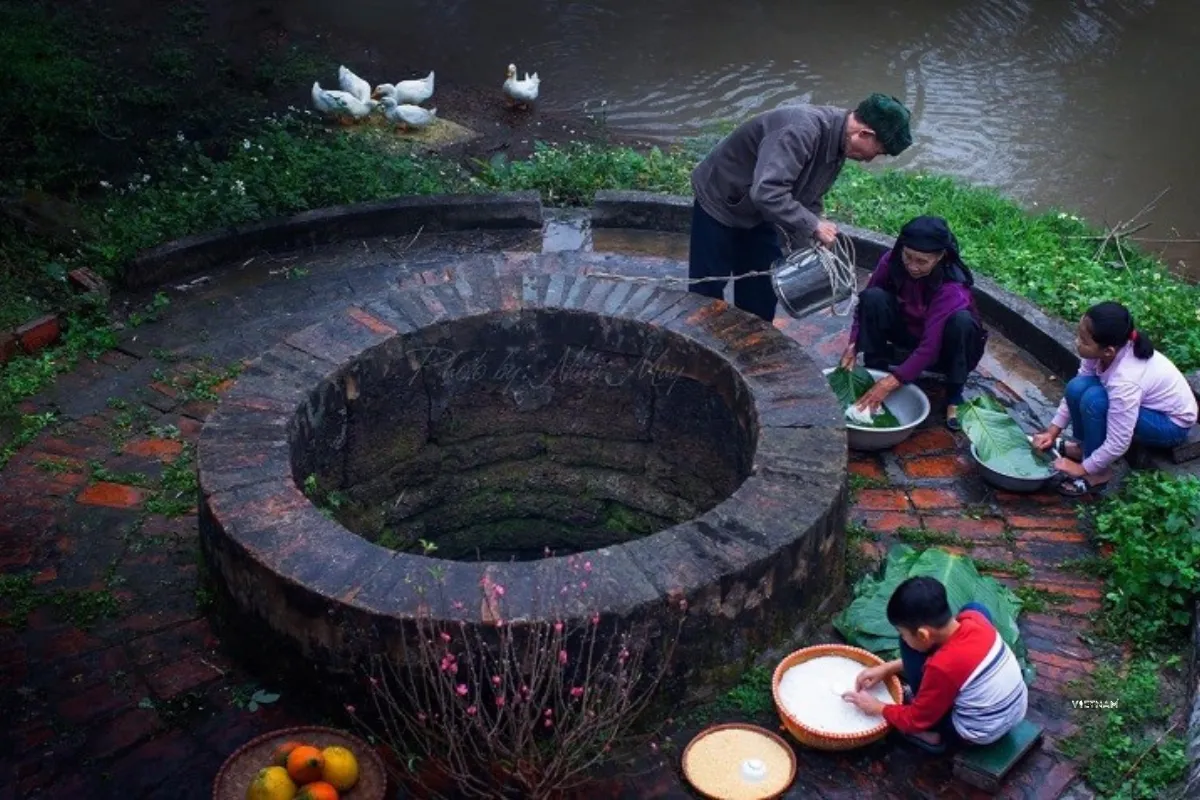 Authentic Hanoi Day Tour | Incense Village & Duong Lam Ancient Village Traditional village well in Duong Lam ancient village