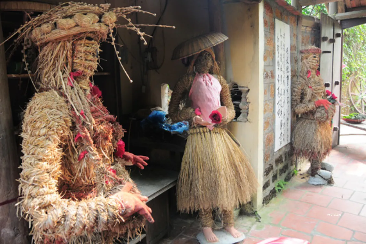 Authentic Hanoi Day Tour | Incense Village & Duong Lam Ancient Village Visiting local family house in Duong Lam ancient village