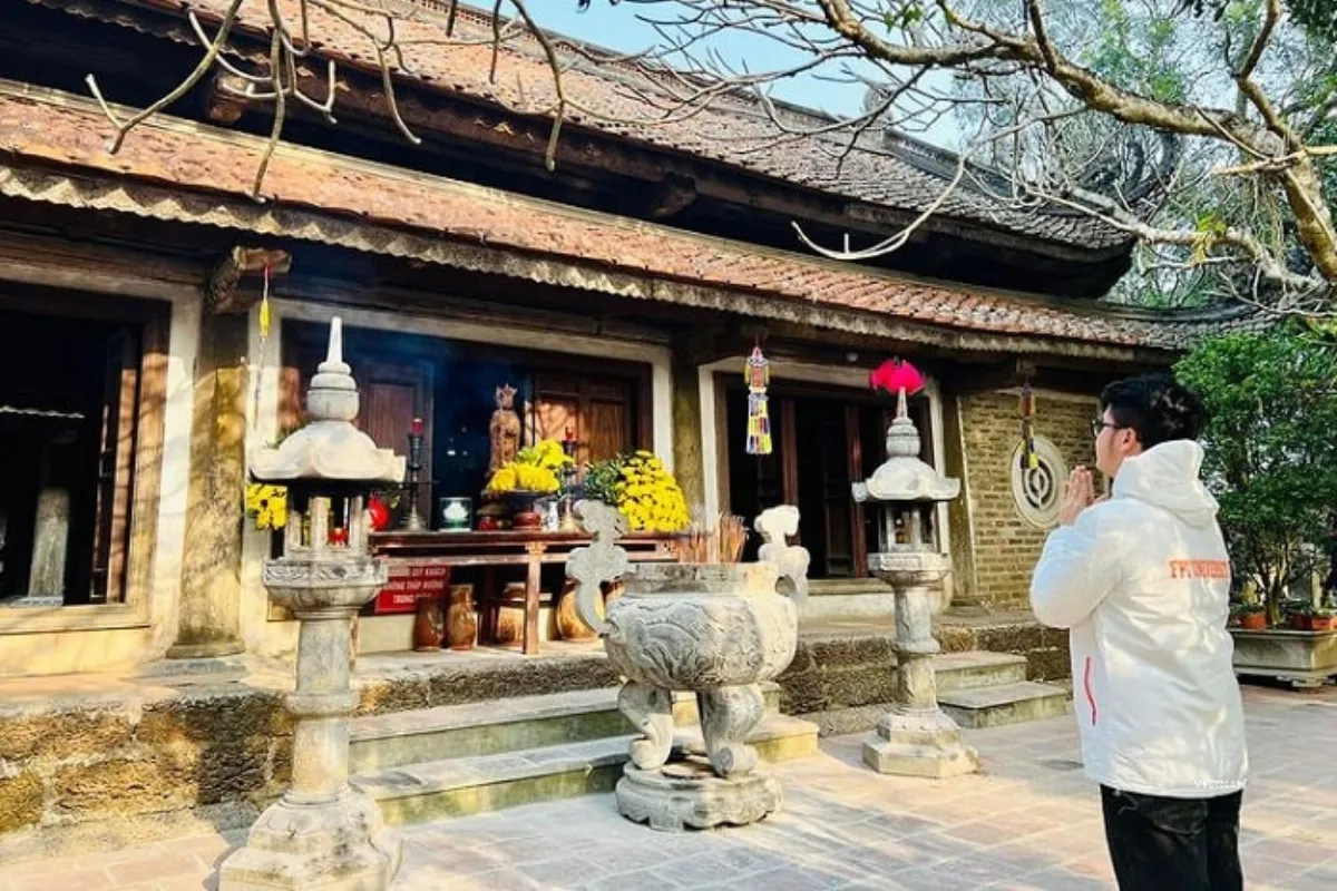 Authentic Hanoi Day Tour | Incense Village & Duong Lam Ancient Village Tay Phuong Pagoda courtyard during